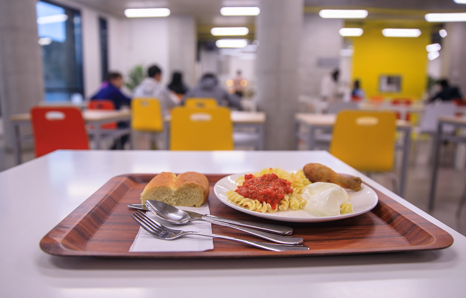 Charola de comida servida en la cafetería de una institución educativa