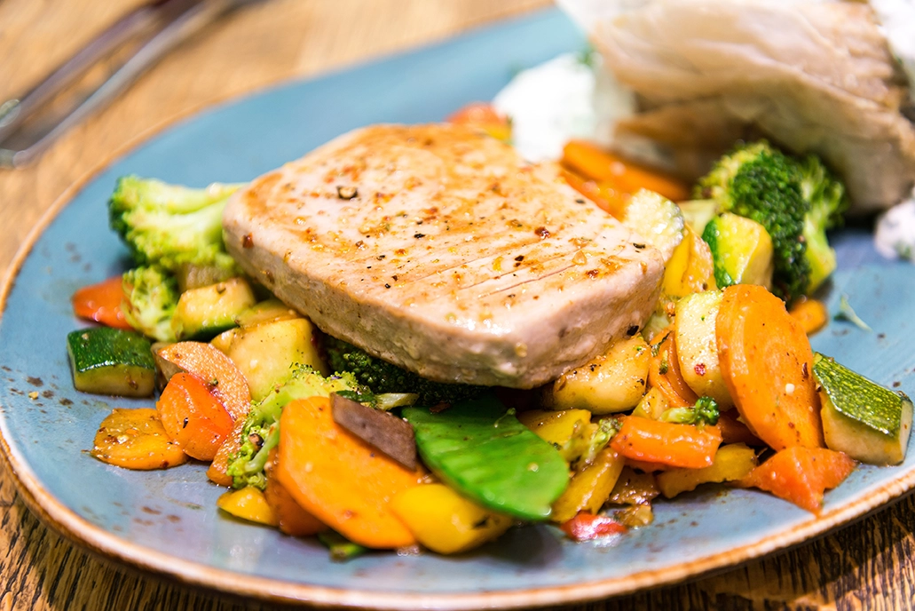 Plato balanceado con proteína y verduras salteadas
